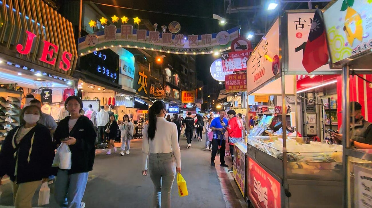 Feng Jia Night Market (逢甲夜市 féng jiǎ yè shì) in Taichung, Taiwan.